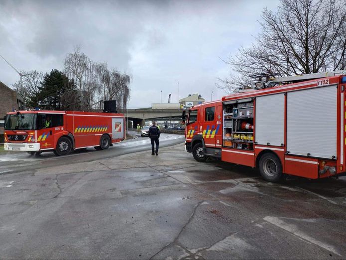 Oliespoor op Kennedylaan door hydraulisch lek in vrachtwagen van ivago.