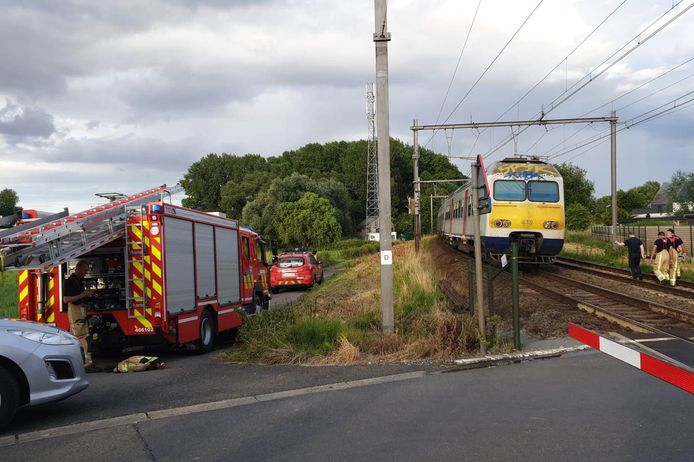 De trein kwam geblokkeerd te staan tussen de Ninovestraat in Burst en de Langemunt in Aaigem.