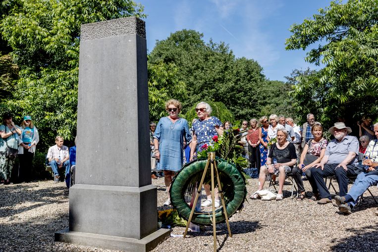 Op begraafplaats de Nieuwe Noorder werden de slachtoffers van de vergisbombardementen op de Van der Pekbuurt en Vogelbuurt in 1943, herdacht. Beeld Jean-Pierre Jans