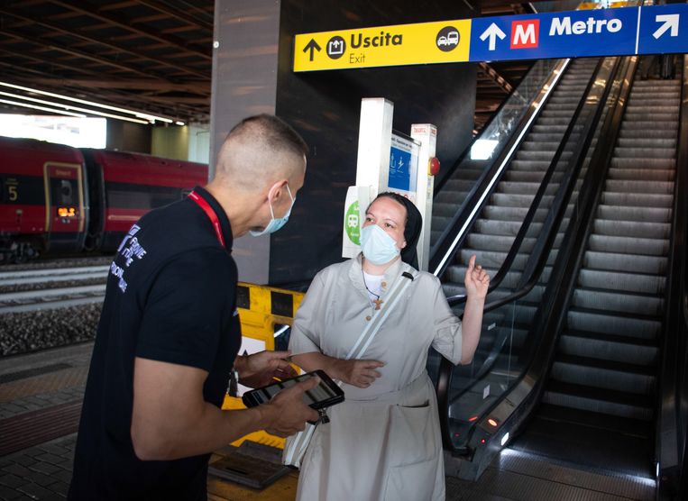 Un viaggiatore deve mostrare il suo pass verde in una stazione di Roma.  Immagine EPA