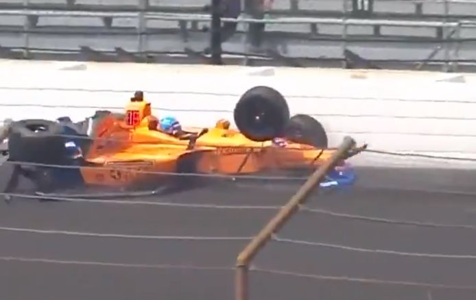 Fernando Alonso maakte een crash in Indianapolis.