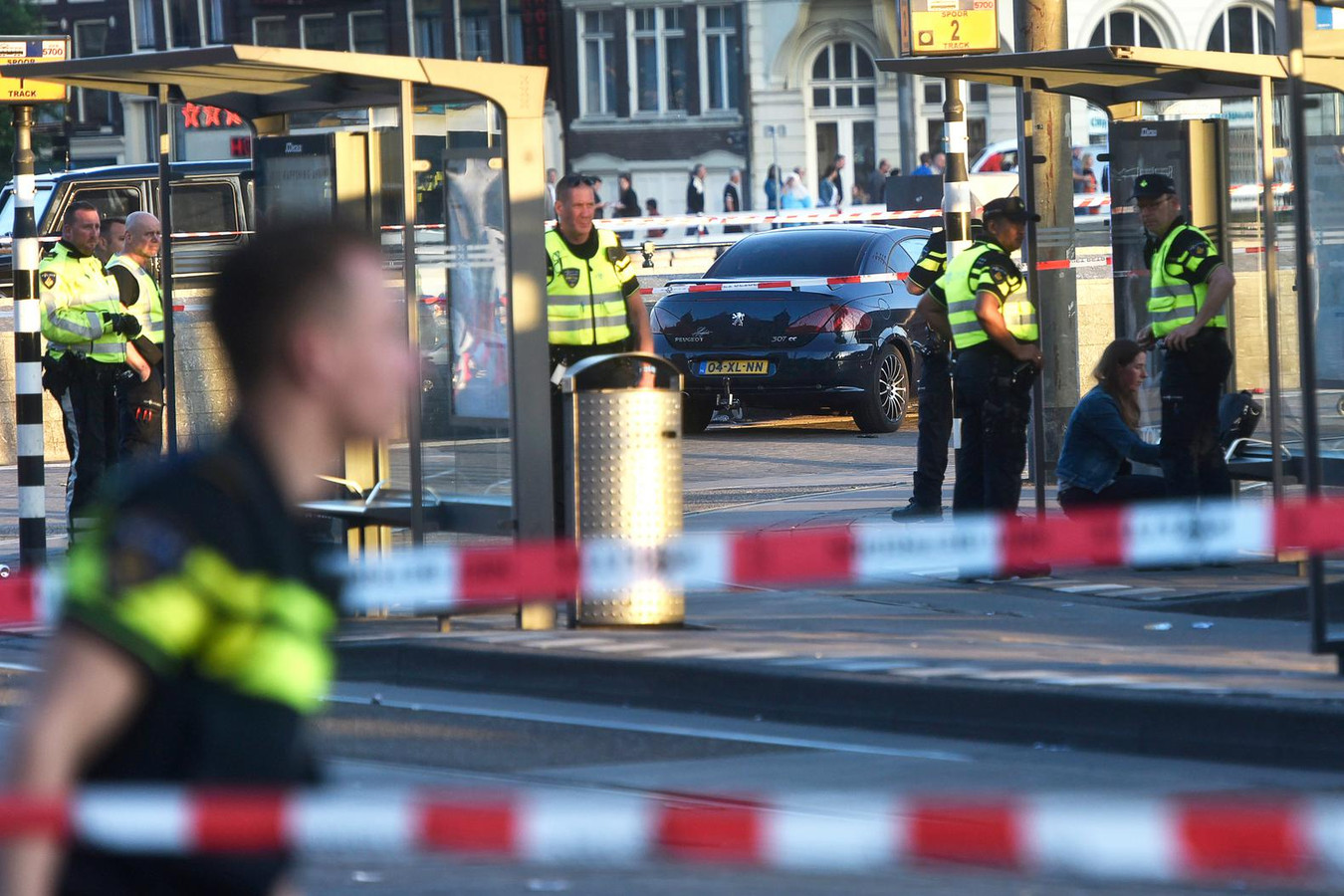 Politie verricht onderzoek voor het centraal station van Amsterdam waar zich een incident met een auto heeft voorgedaan.