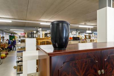 Kringloopwinkel Steenwijk krijgt urn mét as