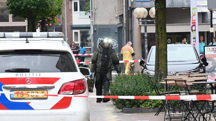 Medewerker van de Explosieven Opruimingsdienst Defensie in het centrum van Almelo na de vondst van een verdacht pakketje.