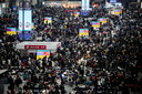 Reizigers in een treinstation in Shanghai voor de start van de festiviteit rond het Chinees Nieuwjaar.