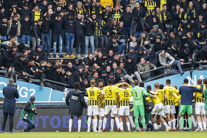 De tribune met hossende Vitesse-supporters bezwijkt na afloop van NEC-Vitesse.