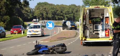 Auto en motorrijder botsen op elkaar in Scherpenzeel: motorrijder naar het ziekenhuis