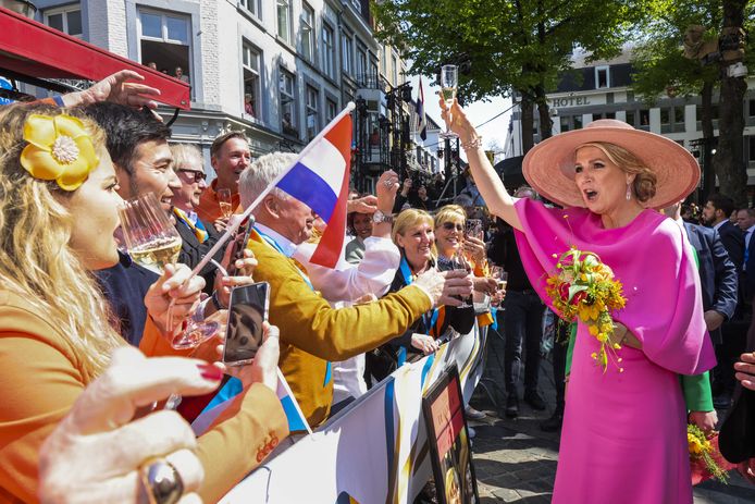 koningin Máxima heft het glas in Maastricht.
