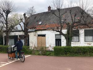 De eigenaar van deze vervallen boerderij in Utrecht moet hem opknappen, anders dreigt een boete