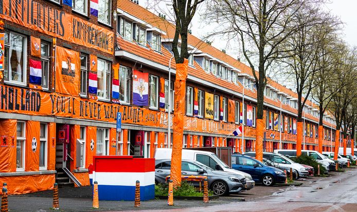 De Haagse Marktweg in de wijk Transvaal kleurt oranje in aanloop naar het EK.