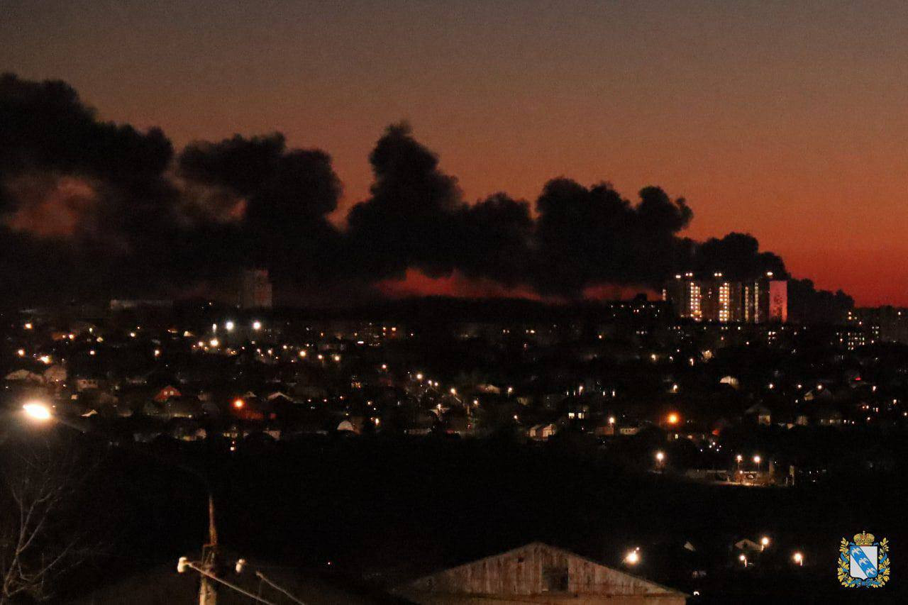 En raison d’une “attaque au drone dans la zone de l’aérodrome de Koursk, un réservoir de stockage de pétrole a pris feu.