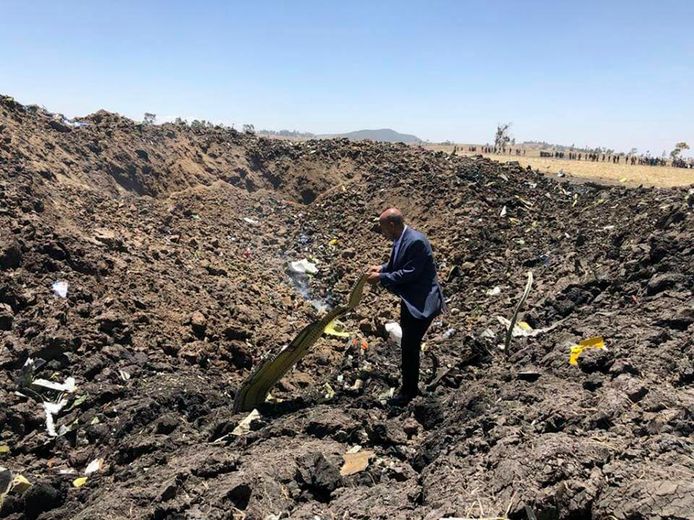 De CEO van Ethiopian Airlines, Tewolde Gebremariam, bij de resten van het wrak.
