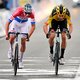 Mathieu van der Poel wint Ronde van Vlaanderen in duel met rivaal Wout van Aert