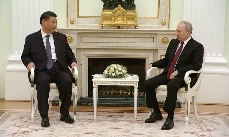 De Chinese president Xi Jinping in gesprek met de Russische president Vladimir Poetin in Moskou. Beeld AP