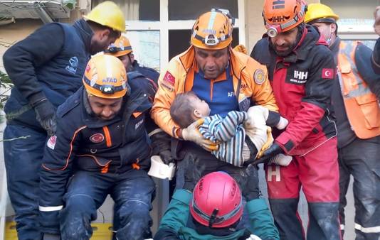 Beeld van de redding van een kind in Hatay.
