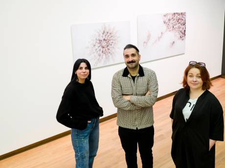 Kunstenaars met migratieverleden tonen werk in Dordrechts museum: ‘Verlies brengt mensen samen’