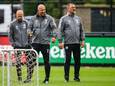 Arne Slot (m) leidt zijn eerste training bij Feyenoord.