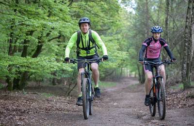 Gemist? Kijk mee naar de nieuwste mountainbikeroute van Ede en: hoe beleven onze jongeren de examens?