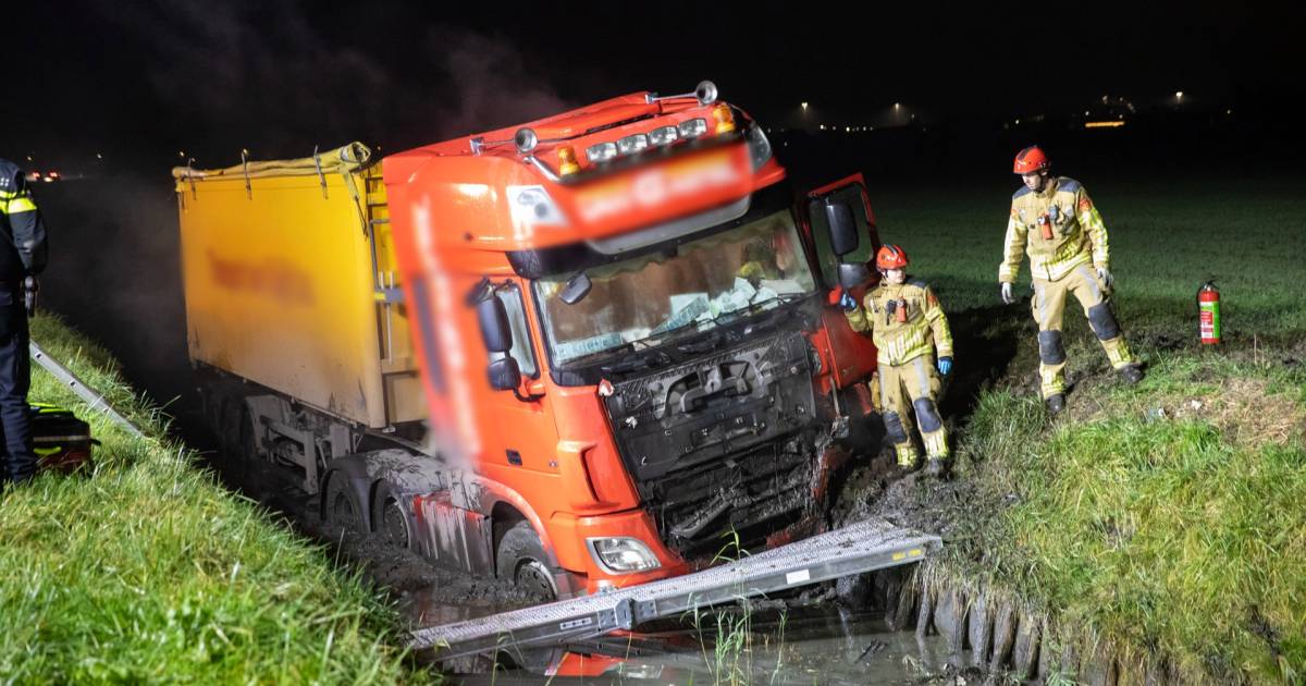 Chauffeur raakt gewond als vrachtwagen in sloot belandt naast N268 bij