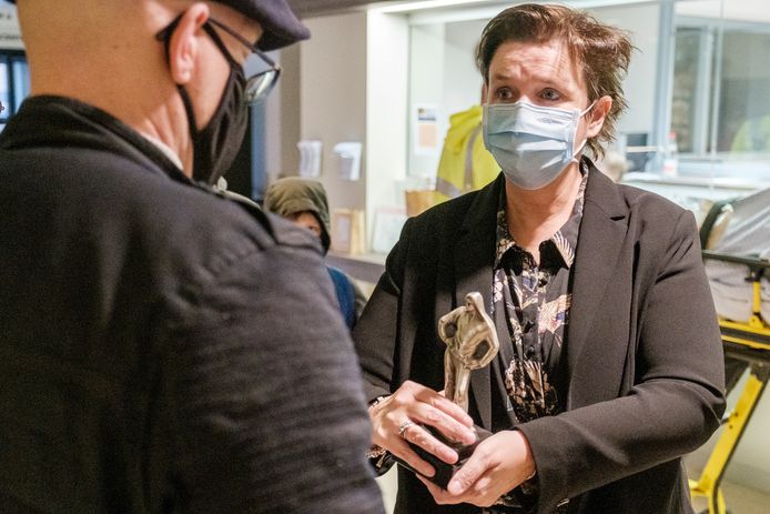 De dokwerkers gingen de pakketten met muffins overhandigen aan het personeel van De Mick.