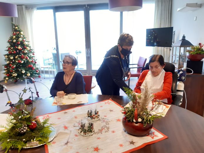Burgemeester Nelly Kalfs helpt bij het serveren van de maaltijden in verpleeghuis De Lingehof in Bemmel.