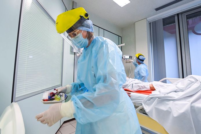 Verpleegkundigen aan het werk in CHR Citadelle-ziekenhuis in Luik. De ziekenhuizen in Luik kunnen de toevloed van patiënten nog amper aan.