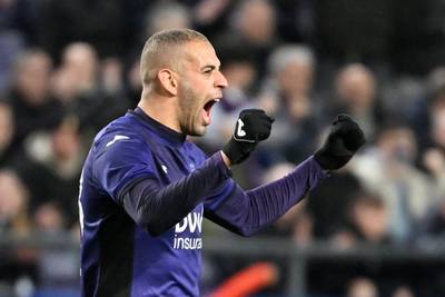 Slimani houdt Anderlecht met twee goals tegen Cercle in race voor play-off 2