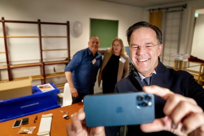 VVD-leider Mark Rutte brengt in basisschool De Woltersschool zijn stem uit voor de gemeenteraadsverkiezingen.