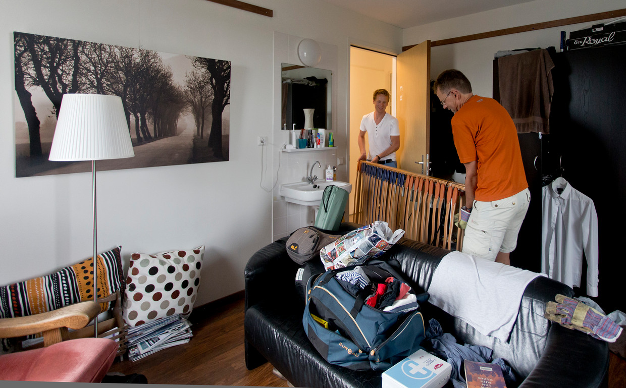 Student Rink verhuist hier in 2013 samen met zijn vader een bed in een studentenflat op het terrein De Uithof van de universiteit van Utrecht. Beeld ANP