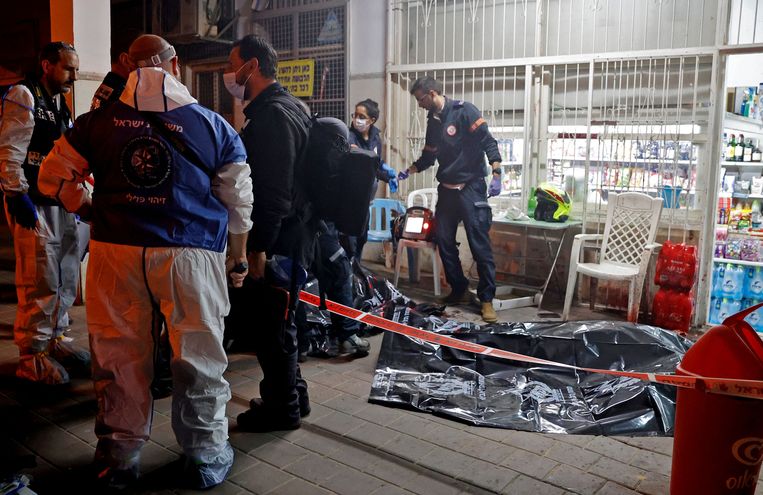 De Israëlische ambulancedienst meldt dat de man vier mensen heeft gedood, voordat hijzelf werd doodgeschoten door toegesnelde agenten. Beeld AFP