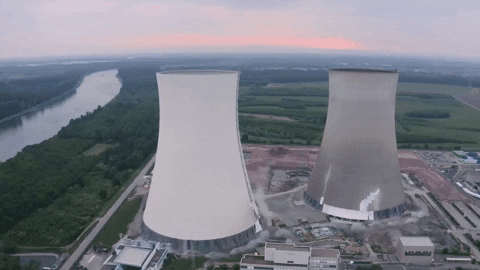 La destruction de deux tours de refroidissement d'une centrale nucléaire allemande.