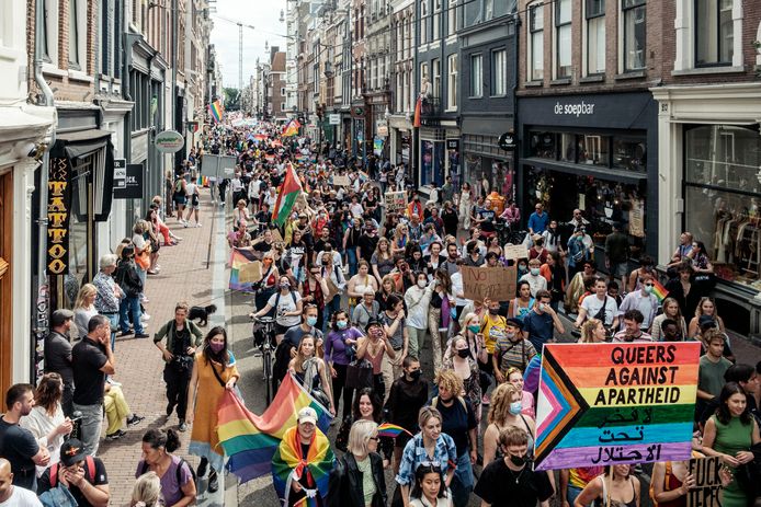 Pride Walk in de Utrechtsestraat.