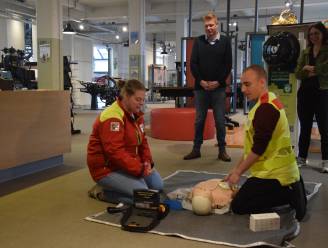 Extra AED-toestellen moeten stad hartveiliger maken: “Ook mobiel toestel voor evenementen aangekocht”