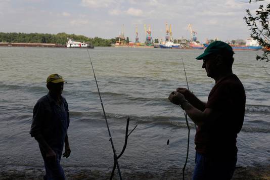 Twee vissers in het Roemeense gehucht Plauru, vlakbij de Oekraïense rivierhaven Izmajil.