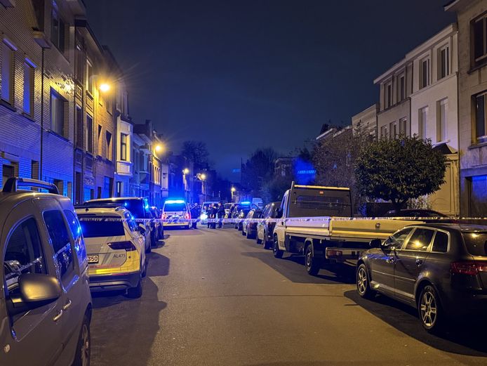 In de Van Loenhoutstraat werd zondagavond een geknevelde man aangetroffen.