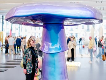 Metallic paddenstoelen en roze auto's: deze tentoonstelling in de Kunsthal wil je zien