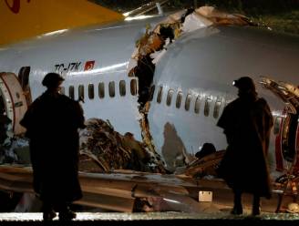 Boeing breekt in drie na uitschuiver op landingsbaan in Istanboel: 3 doden en 179 gewonden