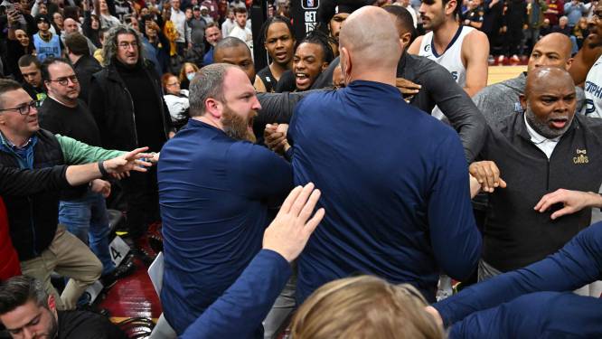 KIJK. Poppen serieus aan het dansen in Cleveland-Memphis nadat Brooks Mitchell stamp in het kruis verkoopt