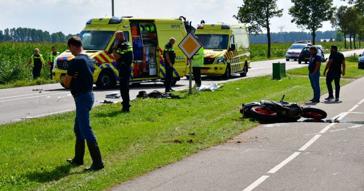 Motorrijder zwaargewond bij ongeluk in Angerlo; weg afgesloten voor verkeer.
