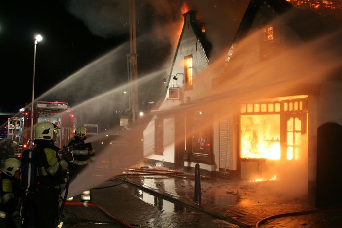 De stomerij aan de Dorpsstraat in Mijdrecht vatte 12 april 2008 vlam.