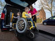 Sven heeft zijn rolstoelbus dankzij kroonkurken van mensen uit heel Nederland