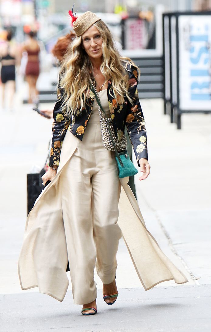 Actrice Sarah Jessica Parker als Carrie Bradshaw op de set van ‘And Just Like That’.