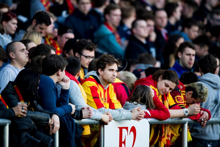 De supporters van Mechelen zijn er kapot van. De winst tegen Waasland-Beveren volstaat niet voor de redding. Beeld BELGA