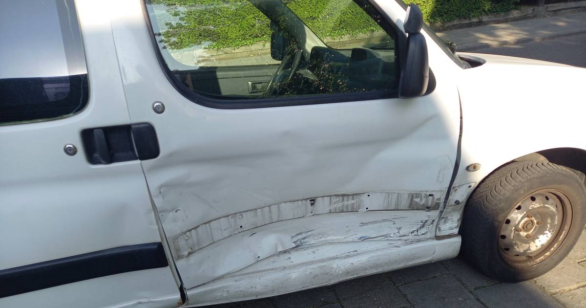 Botsing op beruchte kruising, automobilist raakt gewond.