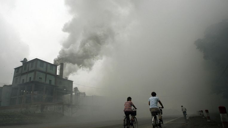 Zwaar vervuilende industrie in Yutian, een stad op zo'n 100 kilometer ten oosten van de Chinese hoofdstad Peking. Beeld AFP