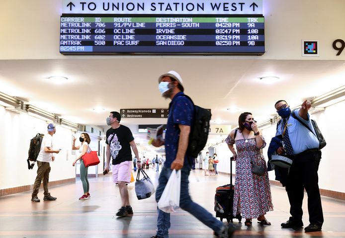 Reizigers dragen mondkapjes op een station in Los Angeles.