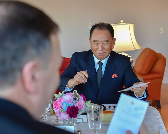 Kim Yong-chol aan tafel met de Amerikaanse minister van Buitenlandse Zaken, Mike Pompeo.