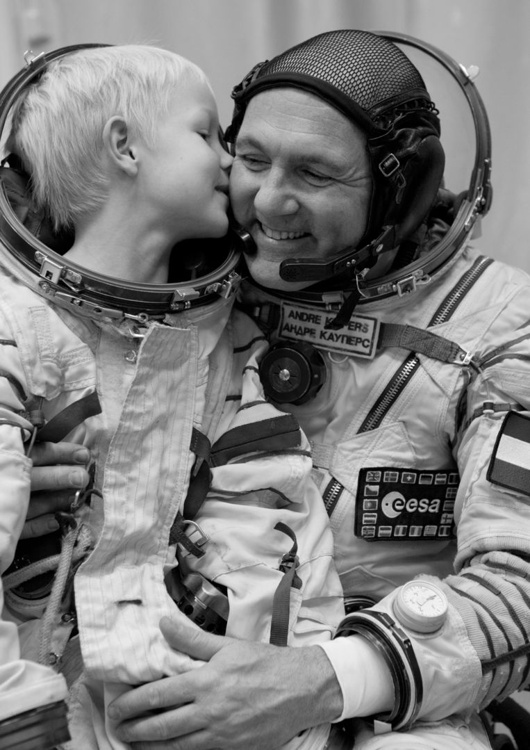 Maarten Schets raakte bevriend met André Kuipers -hier met zoon Stijn- die hij volgde voor en na zijn ruimtereis in 2011. Beeld Maarten Schets