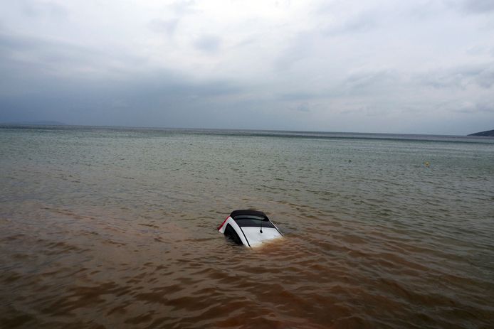 L'auto di Milena è mezza sommersa.