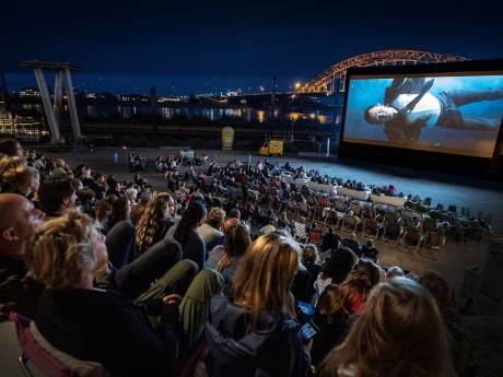 Nijmegen krijgt een buitenbioscoop: deze zomer kijk je films aan de Waal